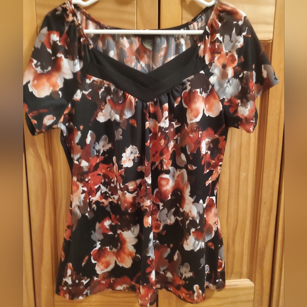 🌻 3/$20 Deal!! Women's Floral Short-Sleeve V-Yoke Blouse - Black, Rust & Cream